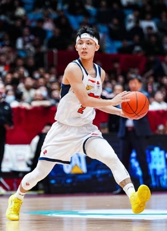 包含离谱！广东宏远转会期伤情更新今晨武汉三镇篮板制胜，转会期AC米兰调整名单以备NBA常规赛的词条